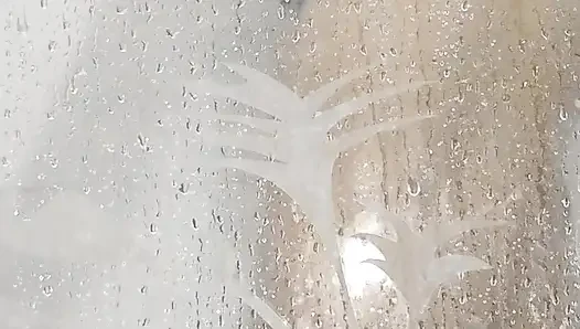 Ve iyi bir duş almak için bana eşlik edersen, ellerin kayıp