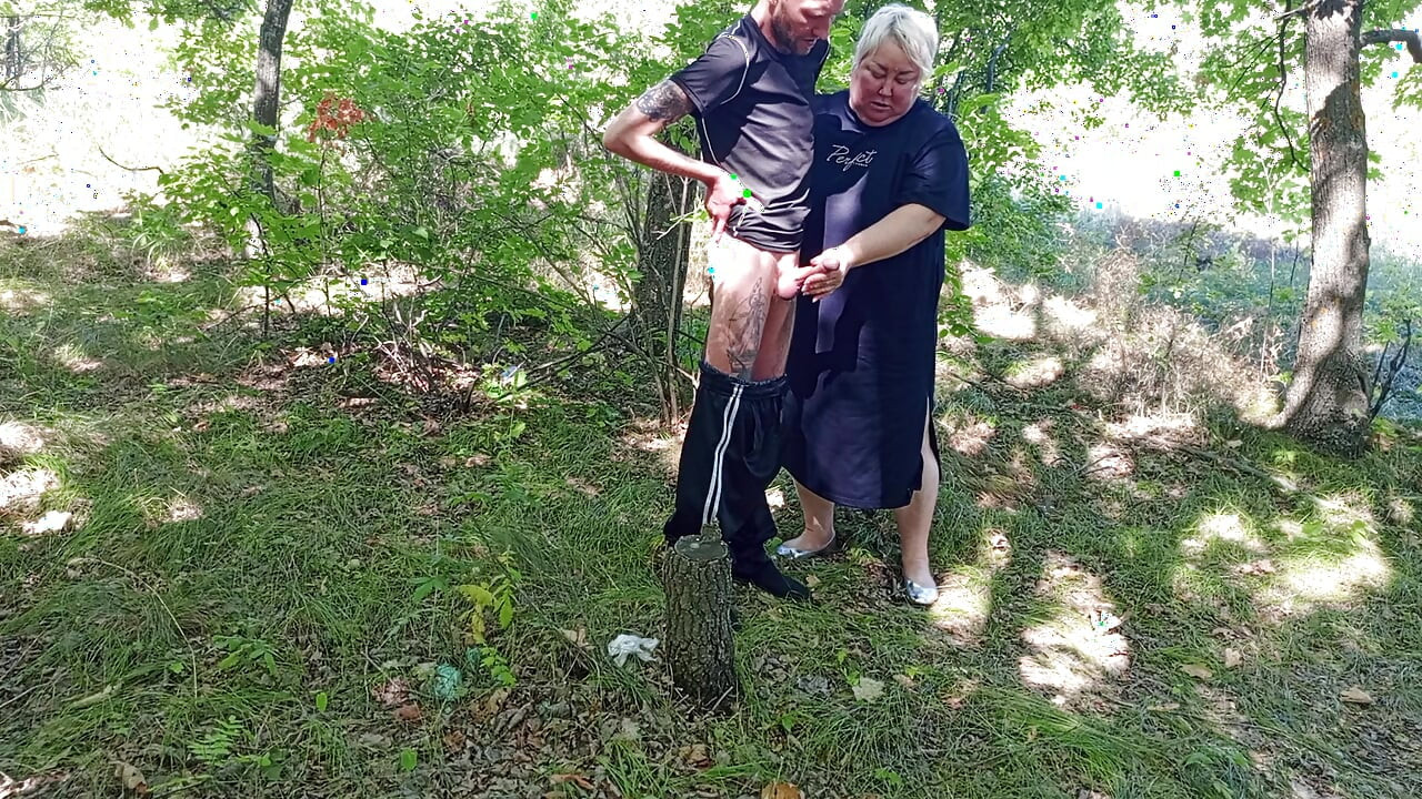 neighbor gives a public blowjob in the park