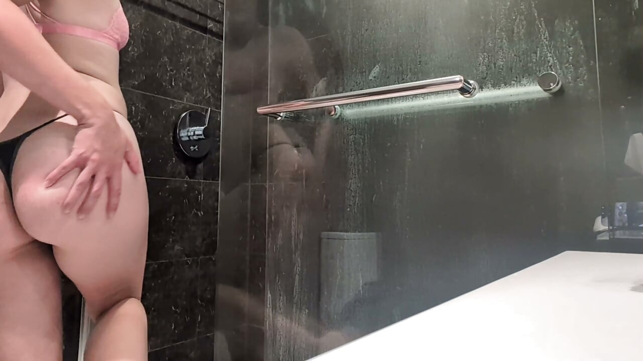 Mager nätt slampa onanerar i duschen efter strippning