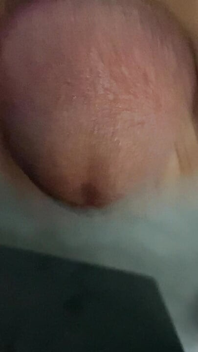 In the bathroom, there was a cock that was getting an erection, only knowing how to endure it, not having to do it