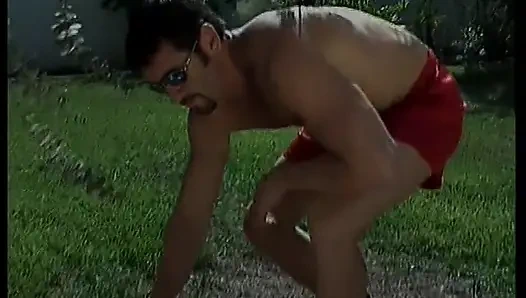 Adam kıllı amcığını ve esmer götünü dev kavunlarla sikiyor ve sonra üzerlerine boşalıyor