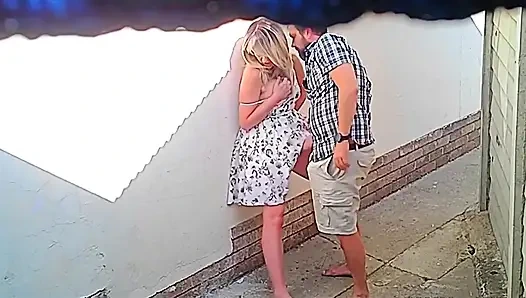 Kamera erwischte paar beim ficken vor dem öffentlichen restaurant