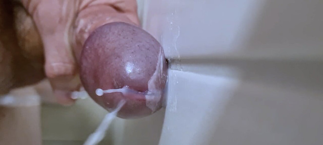 Une bite glisse et jouit sous la douche