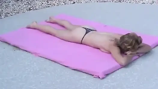 Babe Love outdoor-action am pool