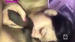 भारतीय फूहड़ पत्नी बीएफ के गधे चाटता है और अपने सह निगल