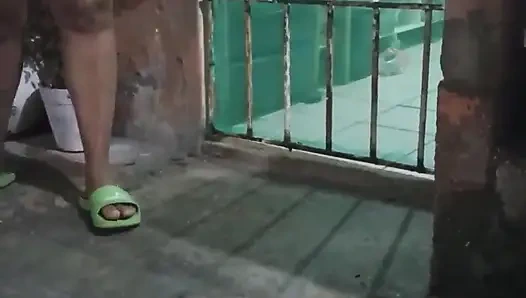 Bahçede. Komşu beni görmüş olabilir mi?