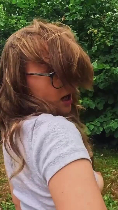 VIP4K。彼女のバカな彼氏が癇癪を起こしますが、それでも彼女は乗り続けます | クリップ 1