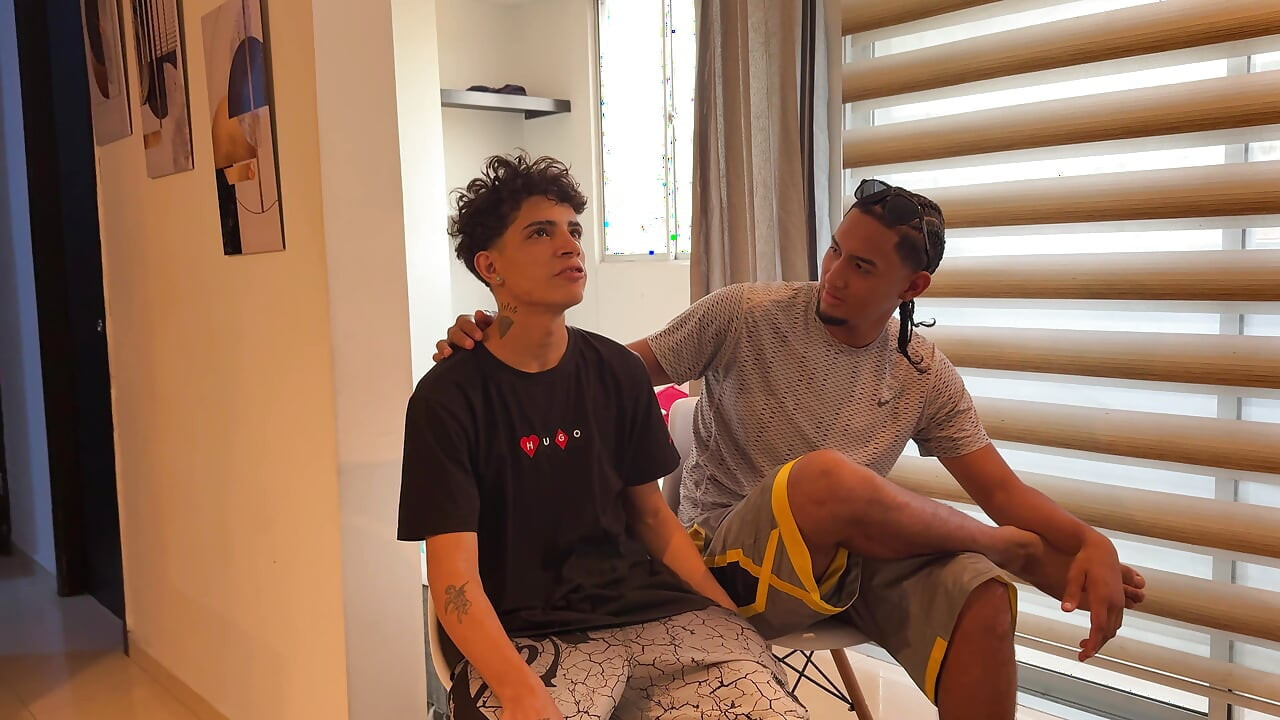 I take advantage of the fact that my husband's cuckold is distracted so that my stepson can fuck me by the rich ass.