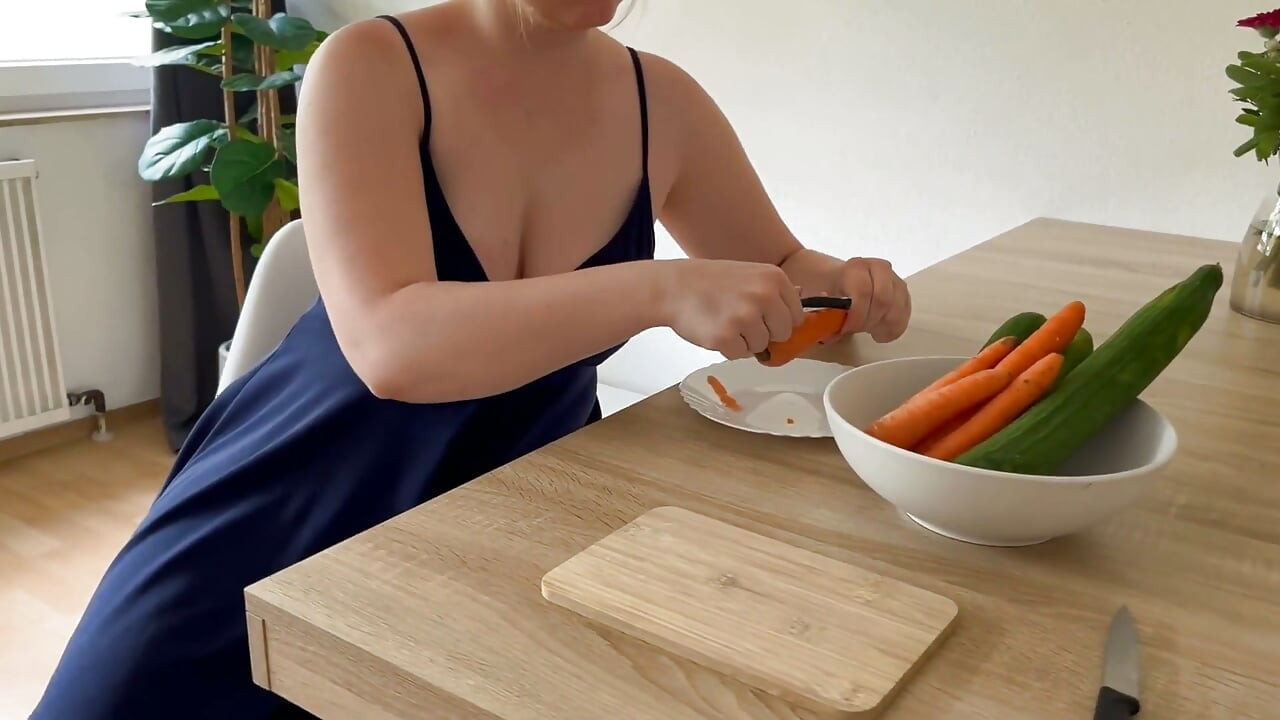 フードポルノ：ニンジンの皮をむいてオナニーして食べる