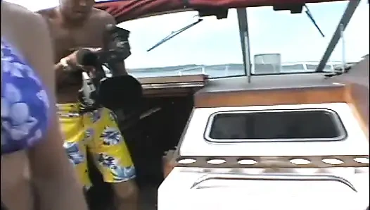 Asyalı ve sarışın ateşli kızlar nostaljik bir teknede götten sikiliyor