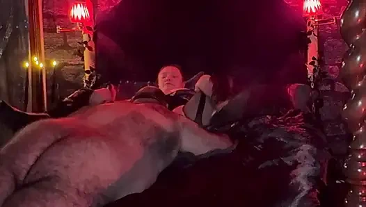 Bagian 4:- domina ngasih hadiah pemujaan sama booboo