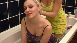 Lana和teresa在淋浴时极度热辣
