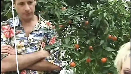 Versauter typ und blonde MILF ficken, während sie mit schokolade bedeckt werden