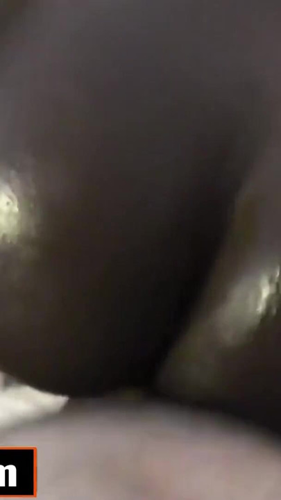 Une MILF noire à gros cul supplie pour que sa chatte se soit étirée par une bite blanche | Clip 2