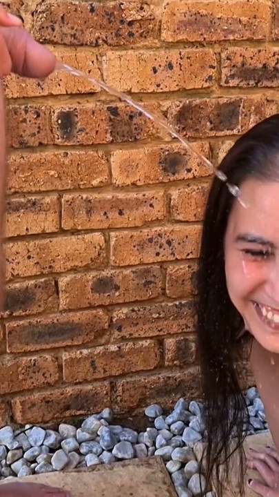 Câmera lenta mijo no rosto para adolescente humano | Clipe 1
