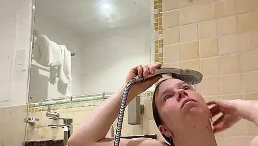 Otel küvetinde eğlence