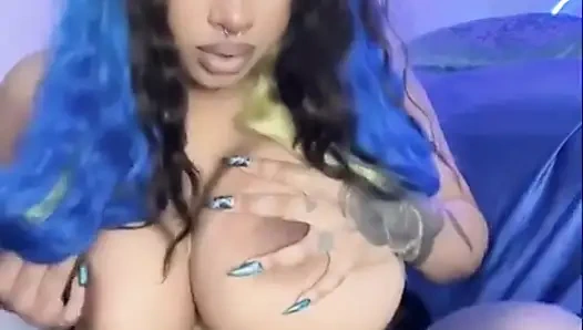 Büyük memeli zenci sürtük tek başına orgazm oluyor