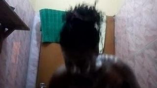 Моя нигерийская подруга принимает душ