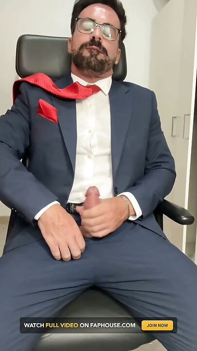 저는 정장과 빨간 넥타이를 매고 자위합니다