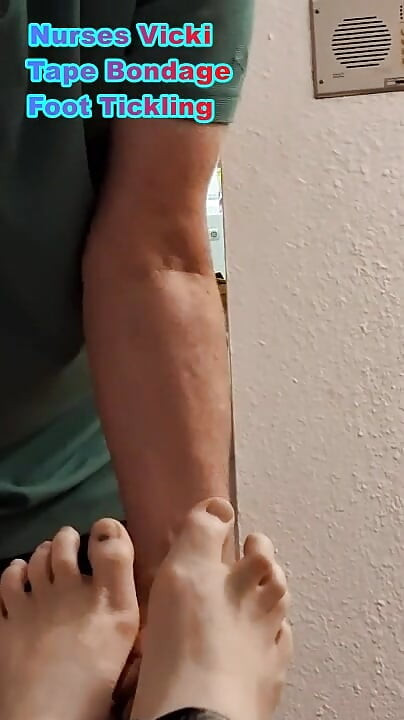 육덕 거유 간호사 Vicki는 본딩이고 발 간지럽히는 1부
