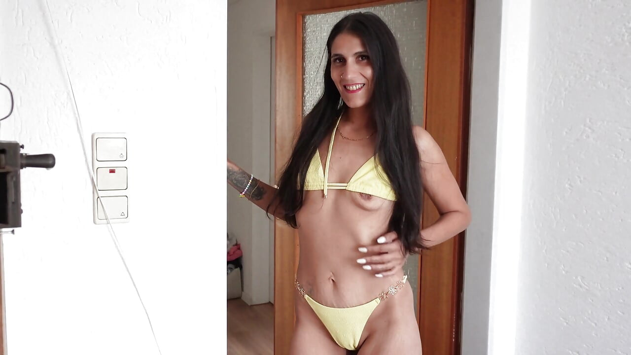 Mina'nın 3 aylık kira borcu var, bu yüzden ev sahibine sözlü olarak bakıyor!