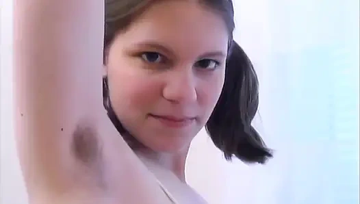 Gadis imut dengan berbulu yang naif lagi malu-malu sendirian