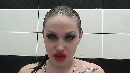 Mencuci rambut dan menyikat rambut basah dengan riasan seksi