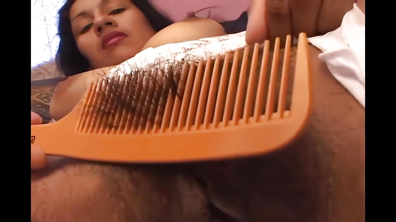 Svoju dlakavu pičku činim prekrasnom