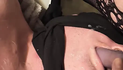 Takma yarakla boğazını sikiyor