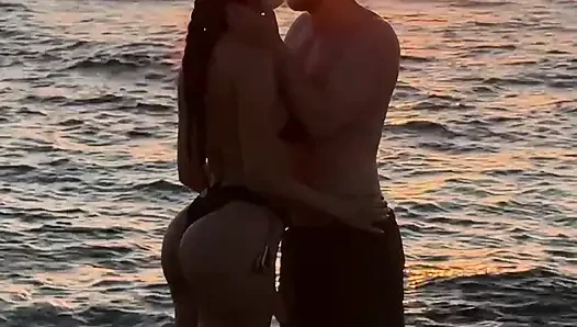 Hotwife pegkt ihren mann hart am öffentlichen strand bei sonnenuntergang