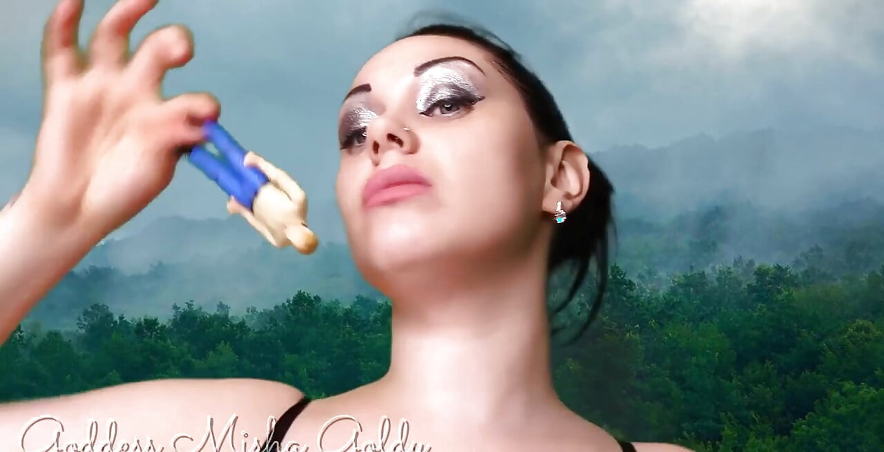 shaktishaali aur seksi diggaj bhookhi hai, aur aaj chhota maanav mera gulaam hai! vah bahut svadisht gandh karta hai! kya vah hissa banna chaahta tha