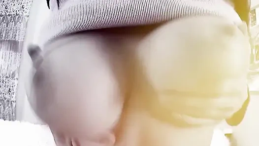 Büyük memeli kıllı orta yaşlı seksi kadın parmaklıyor amını sallayarak orgazm oluyor