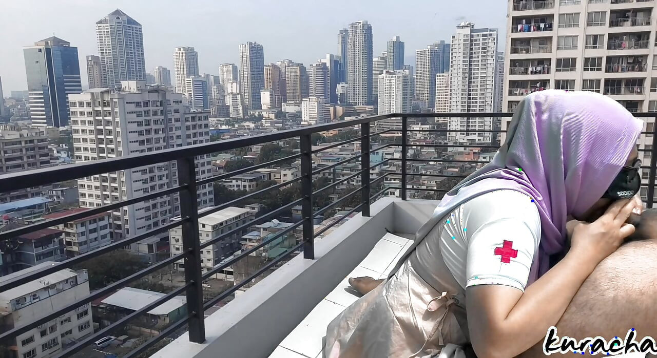 हिजाब धोखा देने वाली नर्स सौतेली बहन अस्पताल की बालकनी में लंड चुसाई करती है