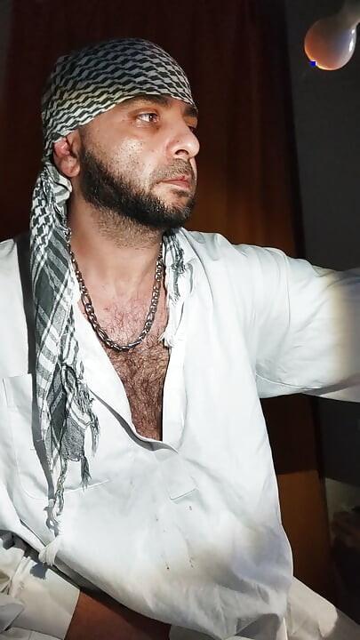 Dirtyjunkbro mengenakan pakaian Afghanistan, kaus kaki dek kencing dan minum kencing