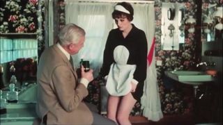 El abuelo masturba a la criada antes de que ella lo chupa
