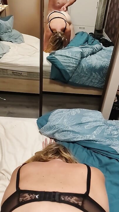 Lily En Levrette Devant Le Miroir Se Voit Jouir Et Se Finit En Ejaculation Sur Son Cul