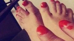 I piedi sissy hanno dipinto le unghie