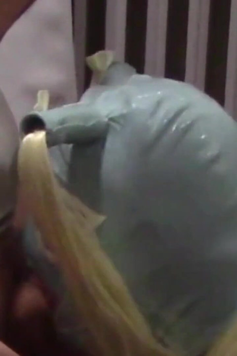 מילף בלונדינית עם צמות לוקחת זין וגומרת לה בפה