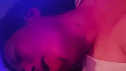 Evli bir kadına mastürbasyon yapıyor