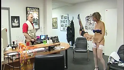 Cewek dewasa rambut pirang dientot gaya doggy di ruangan casting