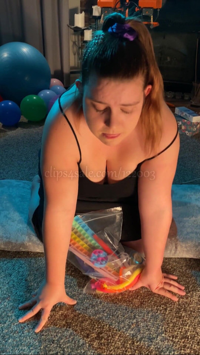 Moment iconic de la "Două orgasme - Călărire și tachinare cu pernă fără sutien"