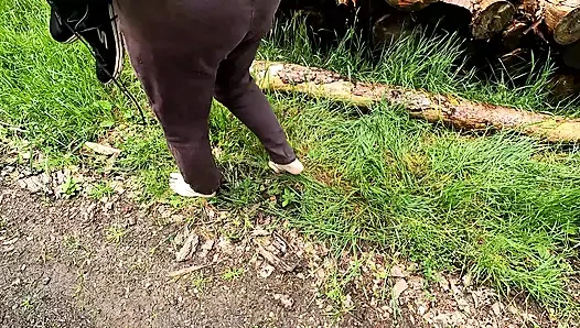 Menyiksa vagina di hutan