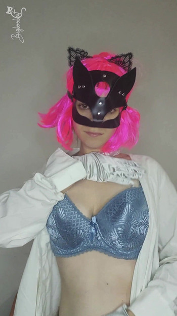 Neka te moje prirodne sise i maska mačke zavedu dok se samozadovoljavam