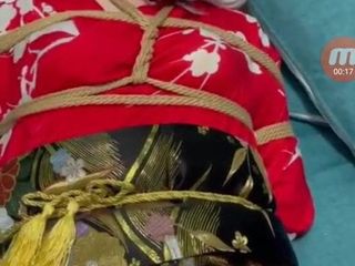 Kigurumi Mochi pipăită, legată, cu căluș și tachinată
