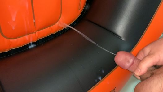 Pênis pequeno gozando em um barco inflável - atirando em um fetiche de carga