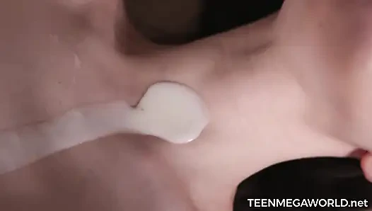 Boneka sange dakota lagi asik masturbasi di meja dapur - beauty-angels