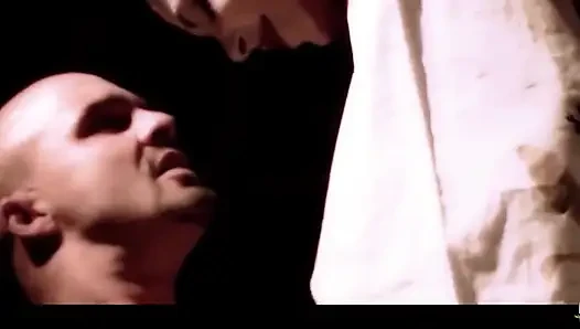 Pantat bahenol geisha yang aduhai ini jatuh cinta sama geisha yang aduhai dan layanan ranjangnya yang super aduhai