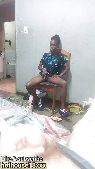 Ateşli fahişe mor yüksek topuklu ayakkabılarla sandalyede amcık ve vibratörle oynuyor