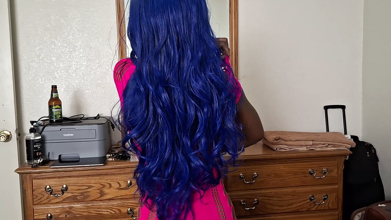 BLU Nastie se preparando para suas amigas assistirem.