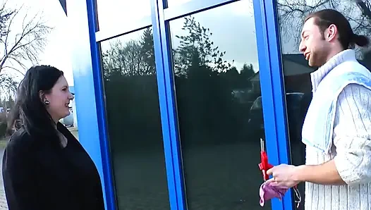 Грудастая, пирсингованная молодая шлюшка соблазняет наемный очиститель окна и жестко трахается